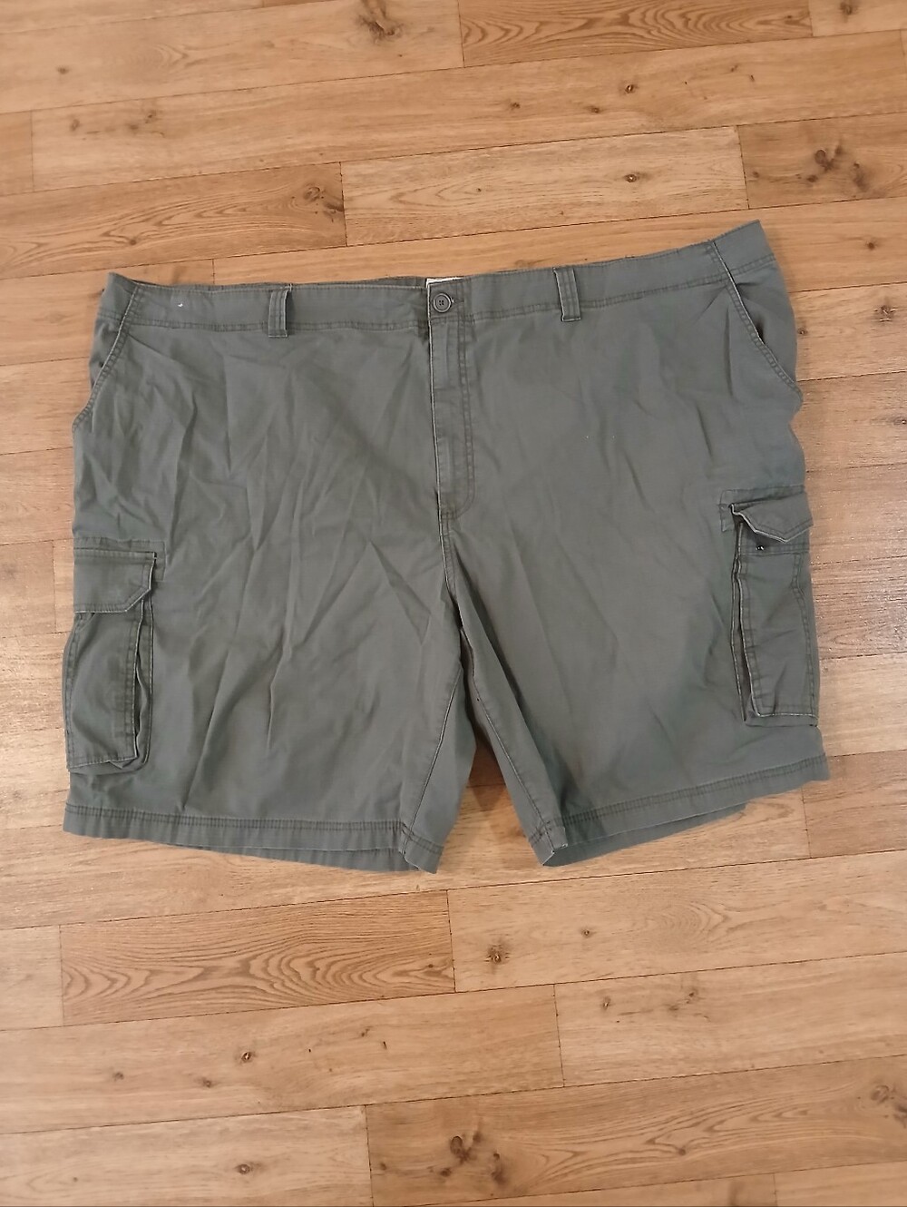 Men's Olive Cargo Shorts with Utility Pockets